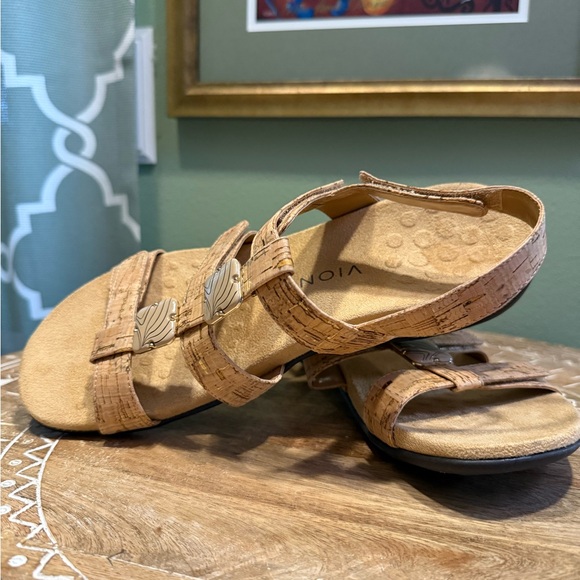 NWOT Vionic Amber Tan Strappy Sandals - Size 8 - Picture 1 of 15